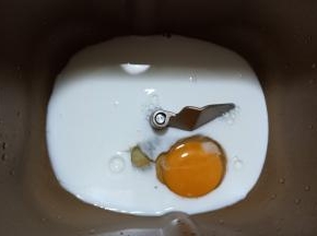 面包机先放入牛奶和鸡蛋。