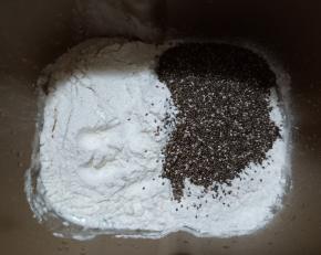 再放入高筋面粉、盐、奇亚籽。中间挖个洞放入酵母。