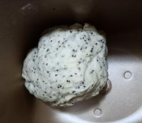 启动揉面程序15分钟。加入玉米油再揉15分钟。