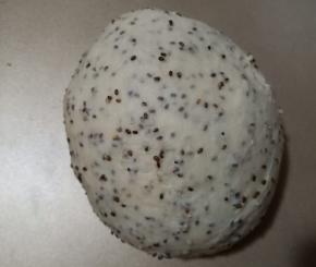 面团滚圆盖保鲜膜松弛10分钟。