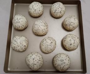 放入烤箱进行发酵，发酵至两倍大小，表面筛上少许高筋面粉，用锋利的刀片割出花纹。