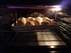 入预热好的烤箱，中下层180度烤20分钟。