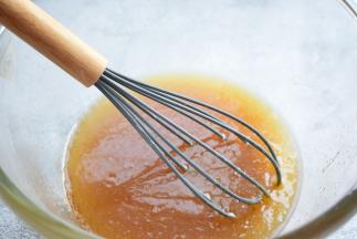 加入玉米油，搅拌均匀