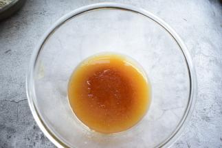 转化糖浆、枧水放一个容器中