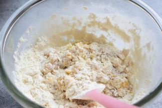 加入面粉，用刮刀拌匀