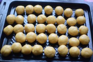 月饼皮也分成40份，揉成圆球，重量在20克左右