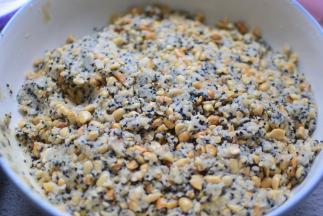 馅的制作方法：花生烤熟，去皮，放保鲜袋擀碎，放容器中，加熟芝麻，加炒熟的糯米粉、玉米油、麦芽糖、温水，拌匀