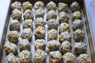 月饼馅各分成40份，揉圆，馅的重量大概在34克