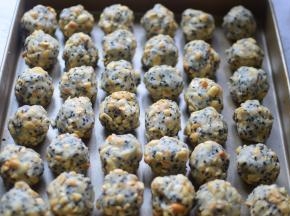 月饼馅各分成40份，揉圆，馅的重量大概在34克