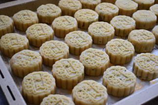 烤箱185度烤8分钟，取出刷一层薄薄的蛋黄液