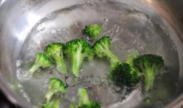 锅里水烧开后，放入西兰花煮1分钟捞出。