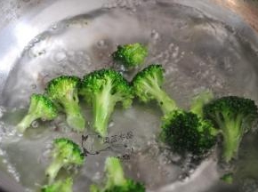 锅里水烧开后，放入西兰花煮1分钟捞出。
