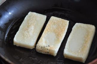 糍粑下锅，倒一点油煎至两面金黄。