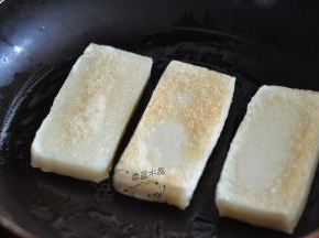 糍粑下锅，倒一点油煎至两面金黄。