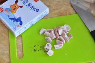 3.金枪鱼肠室温解冻，切成滚刀块。