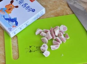 3.金枪鱼肠室温解冻，切成滚刀块。