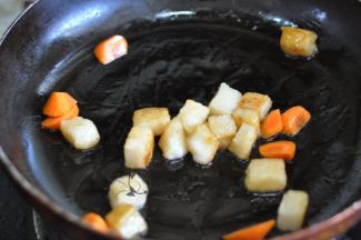 锅里倒一点油，放入切成丁的糍粑，淋一点生抽。