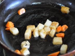 锅里倒一点油，放入切成丁的糍粑，淋一点生抽。