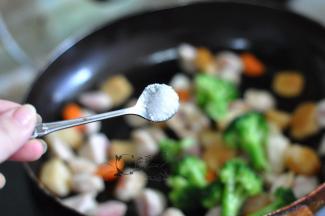 加盐后搅匀出锅。