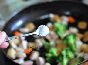 加盐后搅匀出锅。