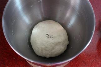 面粉400克、酵母2克拌均，加入230克的温水，用厨师机的和面功能，搅拌3分钟。然后用手揉搓光滑面团。