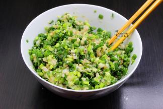 香葱洗净，切碎，要切很碎。放入拌均好的五花肉馅里，顺时针搅拌均匀。