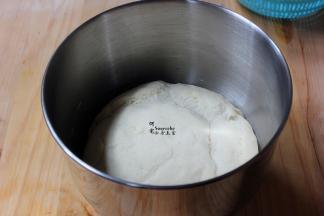 盖上保鲜膜或湿布，静放，让面团发酵至原来的二倍大。