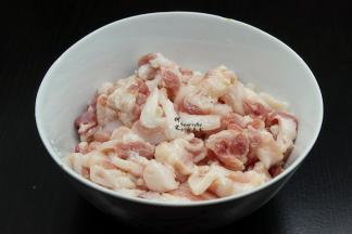 再等待面团发酵过程，来做香葱鲜肉馅。五花肉洗净，切片，切片。然后用绞肉机，把五花肉搅碎，放油、盐、生抽、生姜、生粉拌均。