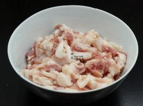 再等待面团发酵过程，来做香葱鲜肉馅。五花肉洗净，切片，切片。然后用绞肉机，把五花肉搅碎，放油、盐、生抽、生姜、生粉拌均。