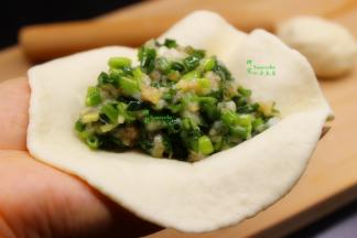 把香葱鲜肉馅料，放入饺子皮里，