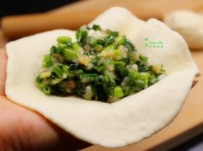 把香葱鲜肉馅料，放入饺子皮里，