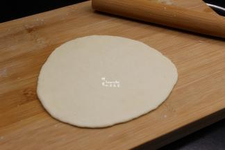 小面团用擀面杖擀薄，这就是做好的包子皮。