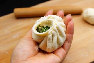 把馅料包裹起来即可。