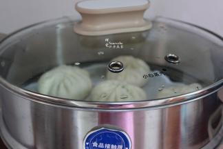 蒸锅均匀放入包好的包子胚，蒸锅倒入适量的冷水，隔水放入蒸笼，大火蒸15分钟，