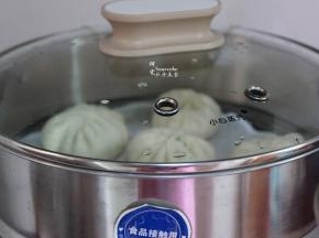 蒸锅均匀放入包好的包子胚，蒸锅倒入适量的冷水，隔水放入蒸笼，大火蒸15分钟，