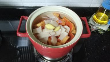 汤煲放足量水，水开后倒入所有材料，大火煮10分钟