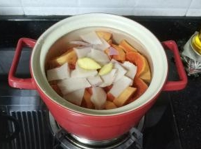 汤煲放足量水，水开后倒入所有材料，大火煮10分钟