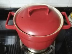盖上盖子转中小火45分钟即可