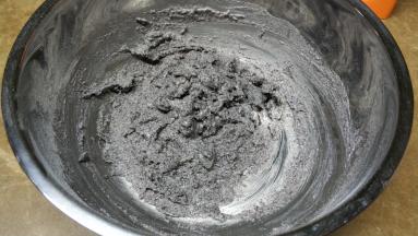 筛入粉类搅拌均匀