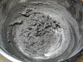 筛入粉类搅拌均匀