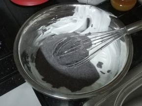全部蛋白糊倒入剩下的蛋白霜中搅拌均匀