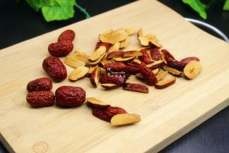 红枣洗净，切块去核，如果已经去核的红枣，可以直接洗净即可。老姜洗净切丝。老姜适合熬，味道会比较辣，仔姜适合炒菜用。