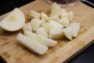 秋梨去皮，去核，切块，用料理机打碎能梨汁和梨泥。也可以用刨子刨成梨丝。