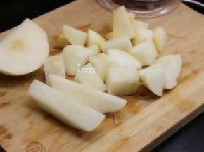秋梨去皮，去核，切块，用料理机打碎能梨汁和梨泥。也可以用刨子刨成梨丝。