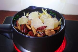 把洗净切好的红枣、生姜，还有黄冰糖一起放入锅里，加小半碗水。