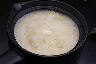 打碎的梨汁和梨泥一起倒入陶瓷煮锅，不能浪费梨水，这可是精华哦。