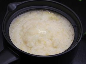 打碎的梨汁和梨泥一起倒入陶瓷煮锅，不能浪费梨水，这可是精华哦。