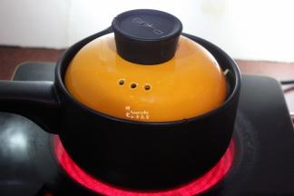 盖上盖子大火煮沸之后改为小火慢炖2-3小时，熬煮成浓稠，关火焖20分钟。