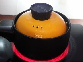 盖上盖子大火煮沸之后改为小火慢炖2-3小时，熬煮成浓稠，关火焖20分钟。