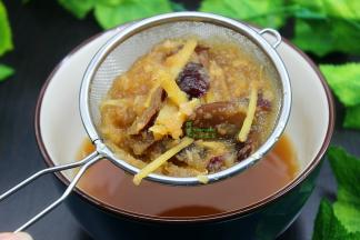 用滤网，过滤梨蓉，生姜丝、红枣。然后把梨汁倒入锅里继续小火煮1小时。